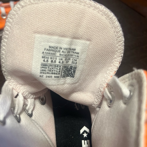 *NEW* Women/Kids
ConverSe Orange High-Top Sneakers - Picture 3 of 4